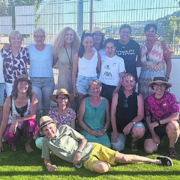 Autogramm auf dem Schuh - Stargast Monika Moser, umrahmt von den Oldstars, mit ihnen fing vor 40 Jahren alles an. Hinten (v. l.): Susanne Gumann, Monika Hausherr, Uschi Walti, Edith Forte, Esther Näf, Daniela Angelillis, Manuela Staubli-Trüninger. Mitte (v. l.): Martina Moser, Rita Zülle. Vorne (v. l.): Iréne Wernli, Irene Steinmann, Therry Landis, Daniela Meier, Petra Frei. Liegend: Claudia Nietlisbach.