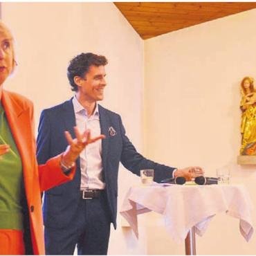 Beim ersten Mal klappt es selten - Pascale Huber (vorne), Geschäftsführerin Reformierte Medien, gelang es, die Protagonisten vom «Wort zum Sonntag» mit spannenden Fragen in den Fokus zu stellen.