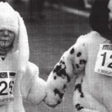 Reusslauf mit neuem Teilnehmerrekord - Die Fasnacht ist auch am 19. Reusslauf bemerkbar. Einige nehmen verkleidet daran teil. Bild: Archiv