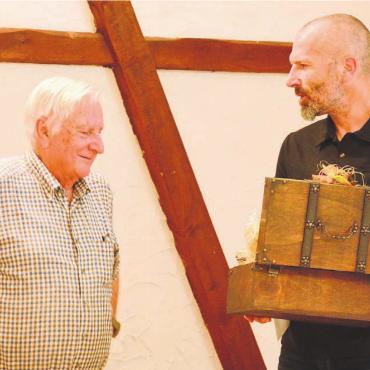 Wasser statt Kälber verkauft - Heiri Römer (links) wurde von Präsident Sascha Käppeli feierlich aus dem Regionalen Wasserverband Mutschellen verabschiedet. Bilder: Roger Wetli