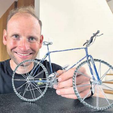 Das Ende der Maschine - Hunderte Siege, Hunderte Podestplätze. Der 40-jährige Urs Huber hat fast all seine Trophäen entrümpelt. Jenes kleine Velo, gewonnen an einem Rennen in Afrika, hat er behalten. Nun endet sein Profivertrag – und damit auch seine Karriere. Bild: Stefan Sprenger