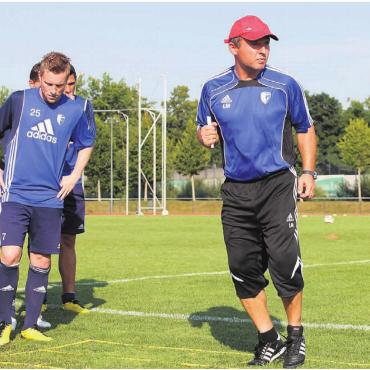 Vielseitiger Glücksfall - So sah das Ganze vor 16 Jahren im Training des FC Wohlen aus. Lothar Mayer (rechts) gibt als Konditionstrainer den Ton an. Die Spieler (von links: Nico Stadelmann, der heutige FCW-Trainer Piu, Alain Schultz) hören zu und setzen um. Bilder: Archiv / zg