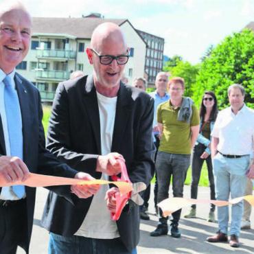 Ode an die (Handwerks-)Kunst - Spürbare Vorfreude: Regierungsrat Stephan Attiger, Fotograf Pierluigi Macor und CEO Markus Blocher (von links) eröffnen gemeinsam die Freiluftausstellung. Bilder: Chregi Hansen