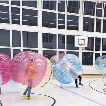 500-mal Bewegung und sich treffen - Midnight Station Kelleramt ermöglicht gemeinsame Aktivitäten am Samstagabend, hier beim Bubble-Soccer. Bilder: zg