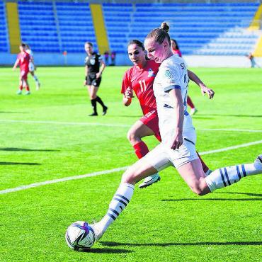 Nächster Halt: Schwarzwald - Nationalspielerin, Schweizer Meisterin und Cupsiegerin sowie bald in der Bundesliga im Einsatz: Julia Stierli (rechts). Bild: Freshfocus