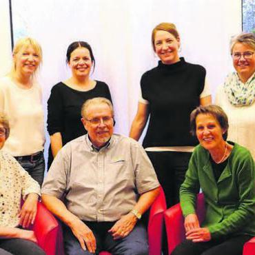 Mehr in den Fokus stellen - Die neuen Verwaltungsratsmitglieder, stehend von links: Eliane Nogara, Iris Helbling Villiger, Marlene Stalder, Daniela Wigger; sitzend von links: Präsidentin Renate Arnold und die beiden scheidenden Verwaltungsräte René Wyttenbach und Brigitte Halter. Bild: zg
