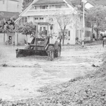 Jahrhunderthochwasser überflutet das Freiamt - Der Villmerger Dorfplatz wird im Nu mit Schutt und Geröll überdeckt. Bild: Archiv