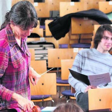 Kreativer Prozess in Musikform - Eingespieltes Duo: Orchesterleiterin Anne-Cécile Gross und Komponist Joel Helle.