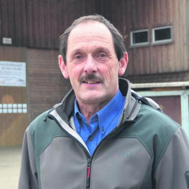 Konstanz statt Aktionismus - Walter Stierli sieht sein Grossratsamt als willkommenen Ausgleich zu seiner Arbeit als Landwirt. Dass er bereits seit 24 Jahren in Aarau politisiert, kann er kaum fassen. Bild: Roger Wetli