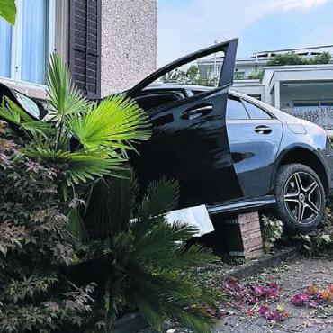 Zwei Tote am Bankweg - Zwei junge Menschen sterben beim heftigen Crash. Bilder: pz