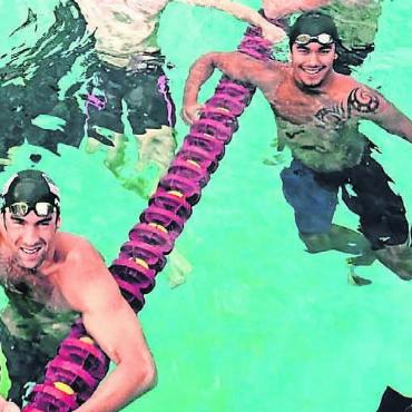 Aus Kuwait an die Reuss - Während seines Studiums in den USA hatte Hussain Adel (rechts) die Ehre, mit dem 28-fachen Olympischen Medaillengewinner Michael Phelps zu trainieren.