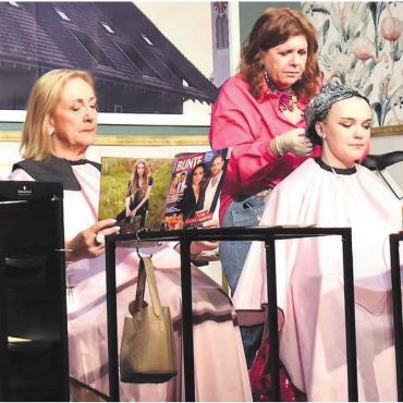 Tricksereien mit Folgen - Sie müssen reparieren, was andere verunstaltet haben: (von links) Silvio (Renato Cei) bei der Kundin Daniela Schärer (Priska Müller) und Friseurmeisterin Moni Meier (Manuela Meli) bei der Kundin Amelie Haas (Anna-Klara Stebler).    Bild: Erika Obrist
