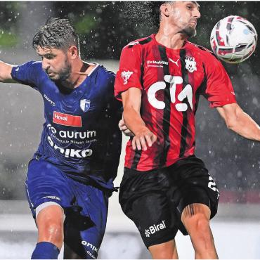 Der «Fussball-Opa» ist geladen - 35 Jahre alt und kein bisschen müde: Der Ex-Profi Alban Pnishi (links) ist beim FC Wohlen eine Institution. Bild: Alexander Wagner
