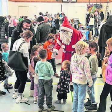 Menschen vernetzt - Der Samichlaus entpuppte sich als Besuchermagnet. Bild: zg