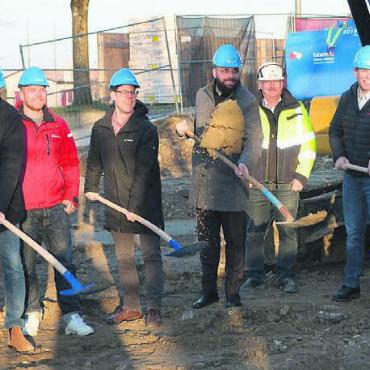 Hoffnung geben - Mit dem Spatenstich stiessen Vertreter der Gemeinde Widen, Architekten und Bauunternehmen auf den Baustart, eine erfolgreiche Bauzeit sowie eine angenehme Zusammenarbeit an. Bild: sab