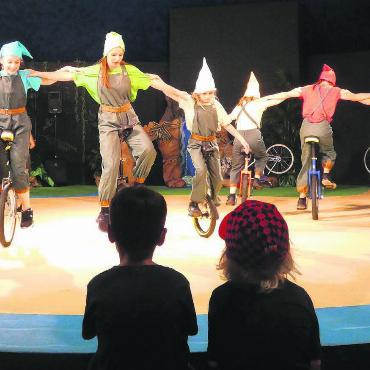 Vom Verlorengehen und Heimkehren - Eine Gruppe farbenfroher Zwerge bespielt die Insel. 
Bilder: Gianna Schläpfer
