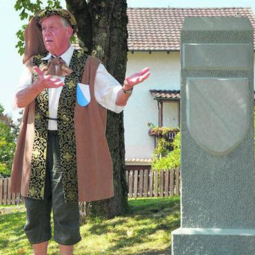 Vom Glück des Findens - Nick Wettstein von der Gruppe Dorfkultur des Kulturvereins Berikon bei der Einweihung des Grenzsteins 1586. Dem historischen Zeitzeugen wird in den «Chleeblättern 2023» ebenfalls ein Beitrag gewidmet. Bild: Archiv