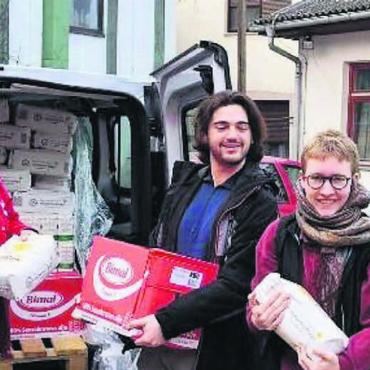 Viele Waren übergeben - Stefan Dietrich (links) und sein Team luden die Hilfsgüter beim Roten Kreuz in Bihac aus. Bilder: zg