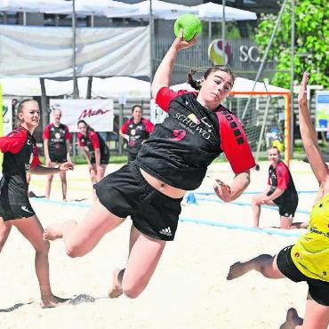 Eine Sand-Hochburg - Die Schweizer Nationalspielerin Nora Snedkerud beim Abschluss. Links ihre Schwester Larissa. Die beiden Freiämterinnen ergatterten sich die Vize-Meister-Titel mit dem Wohler Team «Beach Turtles».