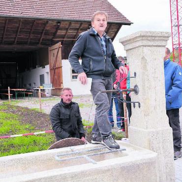 Damit er noch viel Freude spendet - Ein Brunnen erhält nicht jeden Tag einen neuen Standort. Dafür braucht es viel Arbeit. «Doch es hat sich gelohnt», sagt Peter Villiger (auf dem Brunnen), Präsident des Vereins Kulturgeschichte Oberwil-Lieli. Bilder: Sabrina Salm