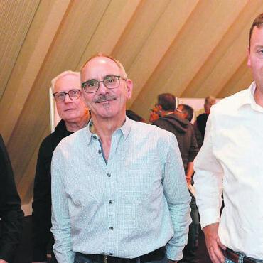 Neubau statt Providurium - Sie freuen sich über die gefundene Lösung: (v. l.) Roland Stöckli und Jan Vacek von der Roland Stöckli Baumanagement AG und Daniel Strebel und Stefan Lüthy von der Landi Freiamt. Bilder: Roger Wetli / zg
