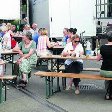 Begeisterung trotz Technik-Tücken - An allen Tischen geniesst man Köstlichkeiten aus der Festwirtschaft.