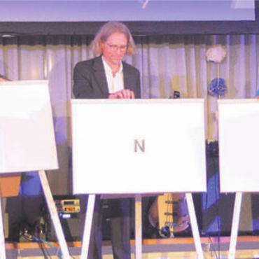 Superlative und Tränen - Die fünf Lehrer der vier 3.-Bez-Klassen boten eine tolle Show mit vielen Überraschungen, die in einem «Danke» mündeten.
