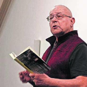 «Surprise»-Verkäufer liest - Urs Habegger hat einiges zu erzählen. Bild: Archiv