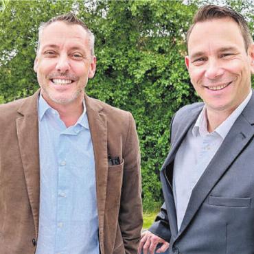 Neue Tochterfirma für mehr Wachstum - Stefan Mathys (links, Mitinhaber und CEO Winkler Livecom AG) mit Andi Marbach (ab 1. November CEO Winkler Systems AG) . Bild: pd