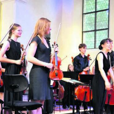 Feinfühlig mit dem Taktstock - Das Orchester darf seinen verdienten Applaus entgegennehmen.