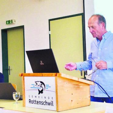 Die Reussbrücke sanieren - Gemeindeammann Daniel Moor hat unter anderem über die Sanierung der Reussbrücke orientiert, Frau Vizeammann Carla Grod über den Kindergarten-Anbau. Bild: Thomas Stöckli