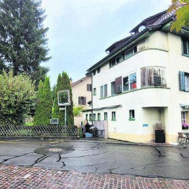 Unnötig für Ärger gesorgt - Der Kauf der Liegenschaft Schulhausstrasse 1 (im Hintergrund) diene in erster Linie dazu, später eine Gartenterrasse und Parkplätze für das Restaurant Kreuz (im Vordergrund) zu bauen, so der Vorwurf. Eine vorliegende Studie scheint dies zu bestätigen. Bild: Chregi Hansen