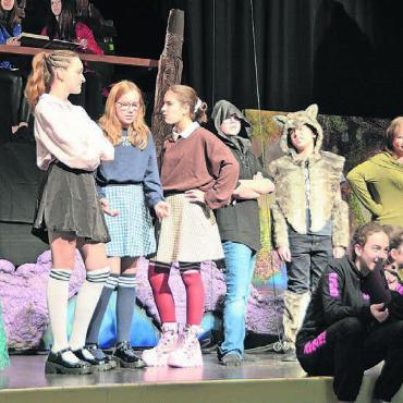 Gespickt mit Magie - Das Ensemble des Jugendtheaters Widen probt in seinen Kostümen. Jetzt geht es um den Feinschliff. Bilder: Sabrina Salm