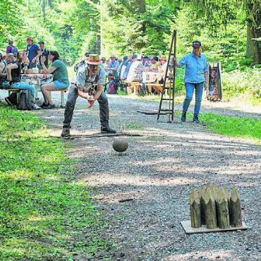 Gemeinsam unterwegs - Verschiedene Spiele sorgten für Auflockerung, so etwa das Kegeln im Wald.