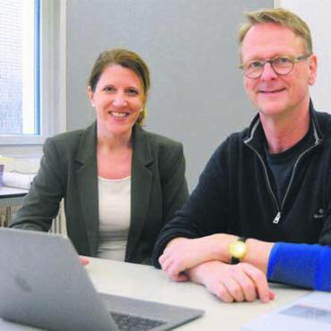Den richtigen Umgang lernen - Sie sind überzeugt vom Nutzen der neuen Geräte: Fabienne Rousselot, Gemeinde-rätin von Widen, und Thomas Leitch, Lehrer und IT-Leiter. Bild: rwi