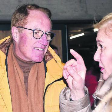 Zwei Baustarts im Sommer geplant - Der Apéro bot Ammann Peter Spring die Gelegenheit, mit der Bevölkerung ins Gespräch zu kommen.