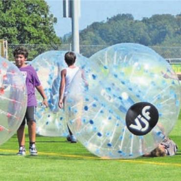 Geburtstagsparty mit Charme - Für Spass sorgten die Bubble Balls. Ebenfalls konnte man sich als Artist versuchen – der Zirkus Arabas gab Unterricht.