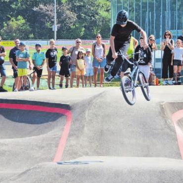«Die Schönste Anlage der Schweiz» - Jumpen und Pumpen von Profis sorgten für ein Spektakel auf der neuen Pumptrackanlage in Widen.