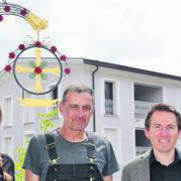 Dorfplatz optisch aufgewertet - Das Schild erstrahlt in neuem Glanz – zur Freude von Gemeinderätin Julia Huber, Kunstschlosser Werner Villiger und Gemeindeschreiber Lorenz Staubli (von links). Bild: tst
