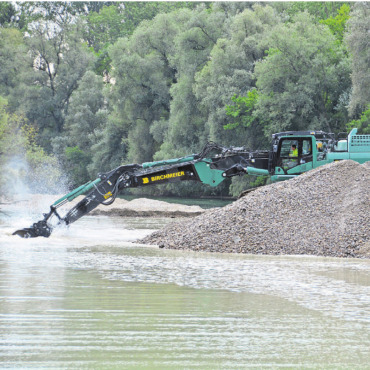 Für den Fluss und die Fische - Alle zwei Jahre wird in der Reuss bei Jonen Kies entnommen  jeweils 12 000 Kubikmeter. Bild: Archiv