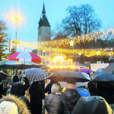 Dem Regen getrotzt - Regenschirme waren dieses Jahr am Christchindli-Märt fast ebenso viele wie Besucher auszumachen. Dennoch kamen die Besucher von nah und fern auch 2023 wieder in Scharen nach Bremgarten. Bild: Marco Huwyler