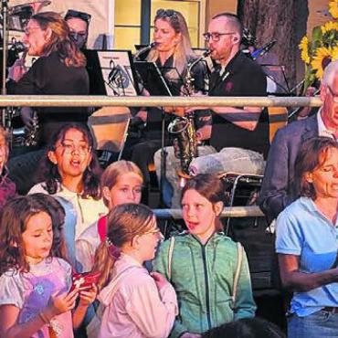 Zu Ehren der Schweiz - Kinder der Bremgarter Kantorei singen an der Seite des Stadtrates das Bremgarter Lied und die Nationalhymne. Bilder: Marco Huwyler / zg