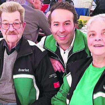 Tiago Ferràs ist ein Bezirksmeister - Die Delegation der Feldschützen Berikon genossen den Abend. (v. l.) Evarist Koch, Tiago Ferràs und Ruth Küenzi. Bild: zg