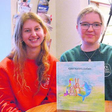 Wichtiges spielerisch vermitteln - Gina Weber (links) und Eva Ann Krummenacher sind stolz auf ihr Produkt, das sie mit ihrem Unternehmen «Bookworm-Tales» realisiert haben. «Da drin steckt viel Arbeit – und der Wunsch, etwas im Positiven zu verändern», so Gina Weber. Bild: Celeste Blanc