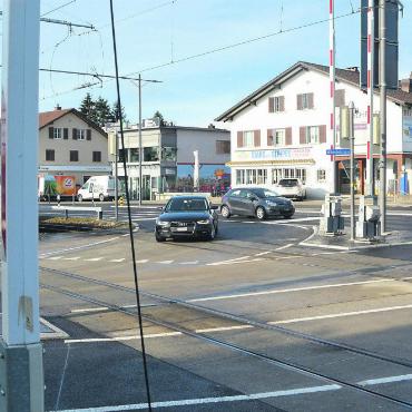 Zahlen belegen Gefühl nicht - Für den Kanton gibt es am Mutschellenknoten zu wenig Stau, um diesen mit einer Untertunnelung zu mindern. Bild: Roger Wetli