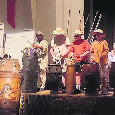 Trommeln und singende Zebras - Unter Kofi Donkors Anleitung werden die afrikanischen Trommeln bespielt.
