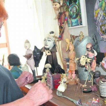 Sammlung und Kunst mit «Chlapf» - Ursula Berger vor ihrem Sammelsurium an selbst gemachten und gesammelten Dekorationsgegenständen. Alte Gegenstände und Fundstücke werden mit einem Augenzwinkern zu neuem Leben erweckt. Bild: Sabrina Salm