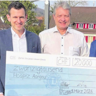 20 000 Franken gespendet - Übergaben den Check: (v. l.) Dominique Meier (LC Freiamt), Dieter Hermann (Geschäftsführer Hospiz Aargau) und Gabriel Lüthy (LC Mutschellen-Kelleramt). Bild: zg