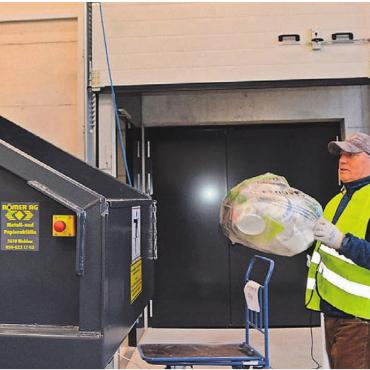 Es wird fleissig entsorgt - Hansi Strebel packt beim «Ruedistetter» Wertstoffhof mit an. Über Recycling konnte er schon viel lernen, wie er sagt.