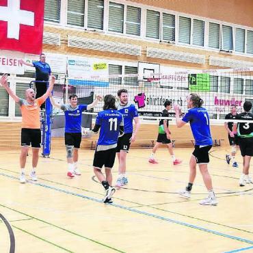 Wichtigen Sieg verpasst - Grund zum Juben hatten die Lunkhofer nur nach dem ersten Satz. Am Ende gewinnt Volero Zürich mit 3:1 Bild: zg